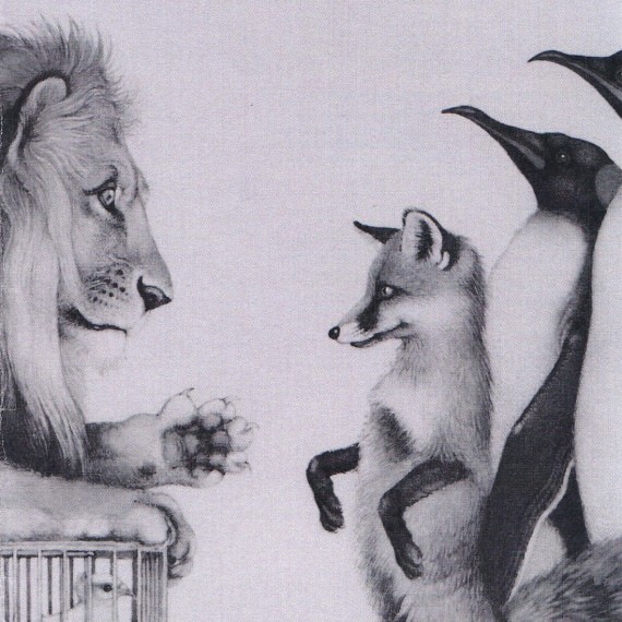 Detailausschnitt einer Zeichnung von Michael Mathias Prechtl in Graustufen. Links ein Löwe, der sich mit der Pfote auf einen kleinen Taubenkäfig stützt. Rechts ein auf den Hinterläufen stehender Fuchs und zwei Königspinguine.