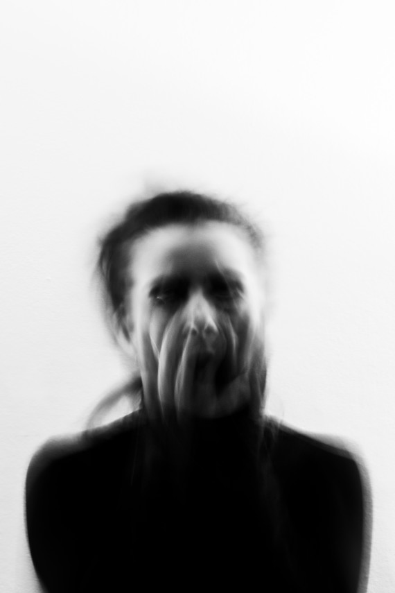 Verwackeltes Schwarz-weiß-Foto einer schreienden weiblichen Person, fotografiert von Dominic Schuierer