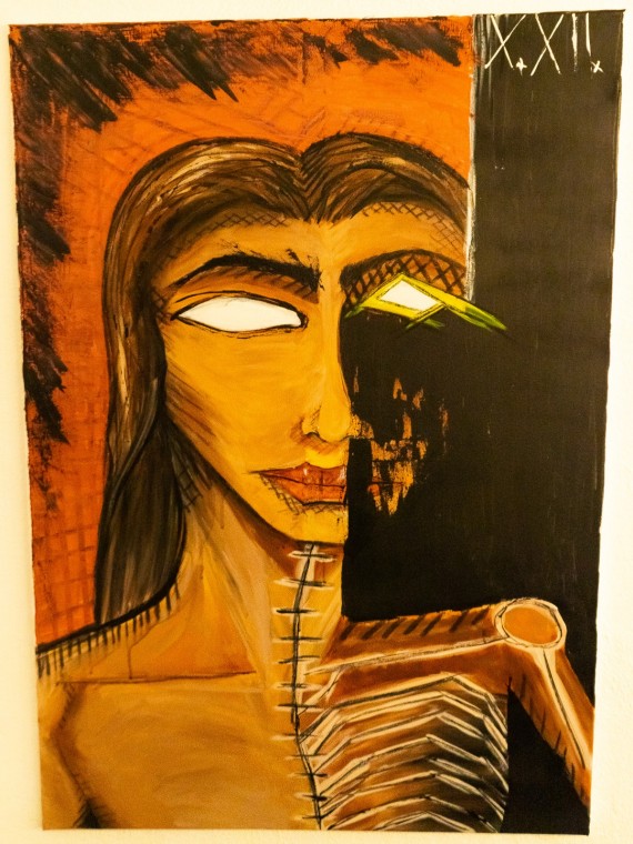 abstraktes Porträt einer weiblichen Person in Orange- und Brauntönen