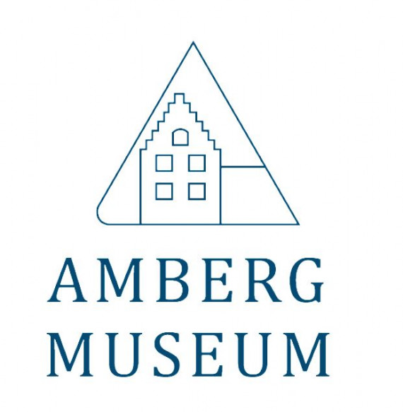 Logo vom Stadtmuseum, Dreieck, darunter der Text &quot;Amberg Museum&quot;
