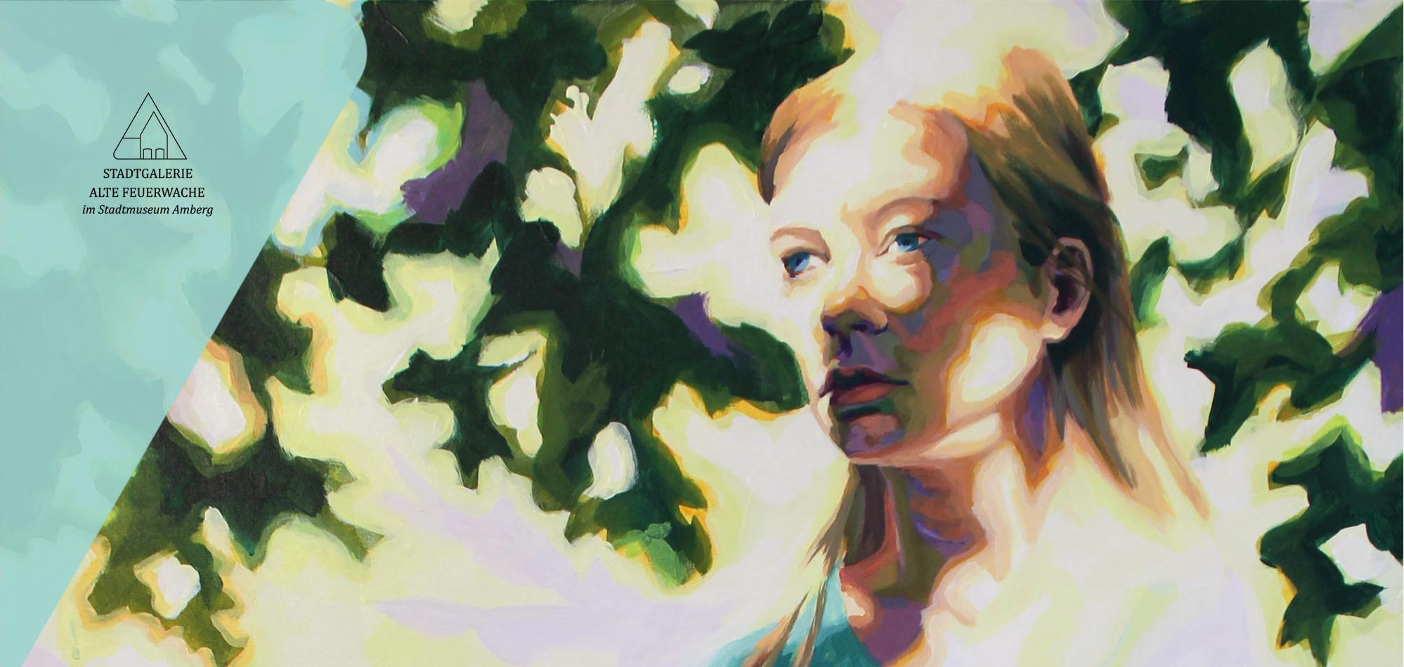Porträt einer jungen Frau mit blonden Haaren. Sie steht unter einem Baum. In ihrem Gesicht sind unregelmäßig Licht und Schatten von der Sonne sichtbar.
