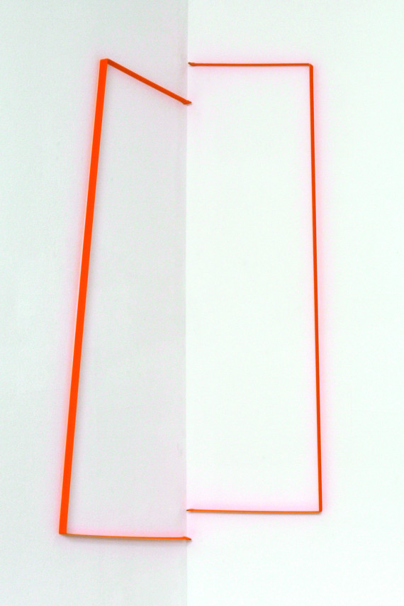 Kunstwerk von Gisela Hoffmann aus zwei nicht miteinander verbundenen orangen Linien auf weißem Untergrund.