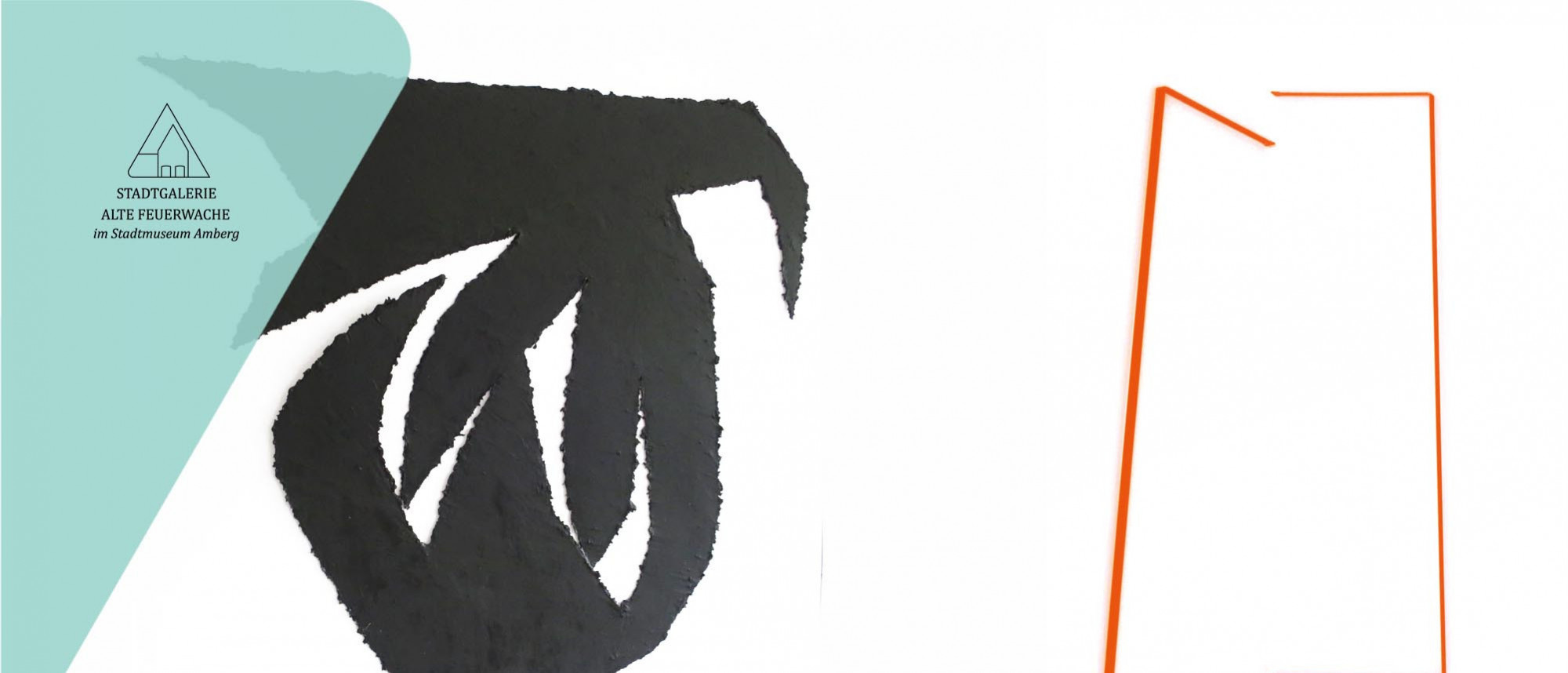 Details von zwei modernen Kunstwerken. Schwarze, durchbrochene Rundform links und zwei orange Linien rechts vor weißem Grund.