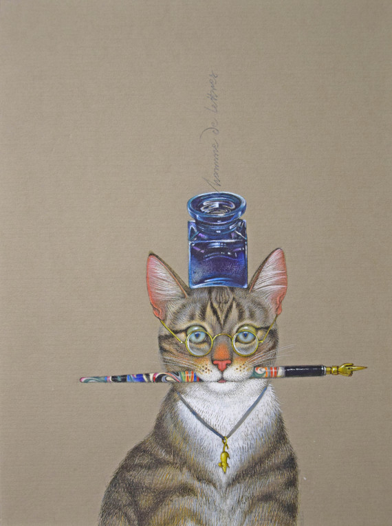 Sitzende, getigerte Katze mit runder Brille, einem Füllfederhalter im Maul und einem Tintenglas auf dem Kopf vor einfarbigen Hintergrund.