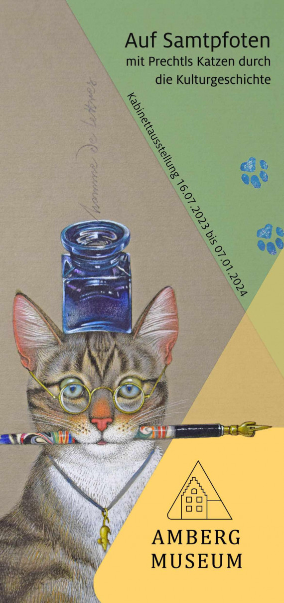Deckblatt des Ausstellungsflyers mit einer braun getigerten Katze mit runder Brille, Schreibfeder im Maul und Tintenfass auf dem Kopf vor braunem Hintergrund.