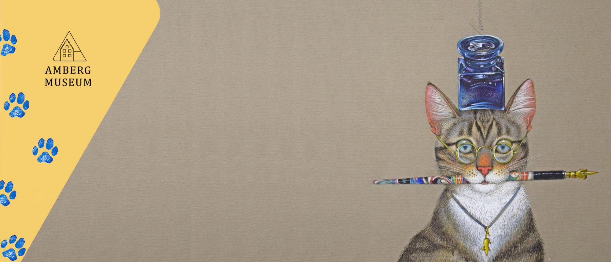 Gemalte, getigerte Katze mit runder Brille, Schreibfeder im Maul und Tintenfass auf dem Kopf vor braunem Hintergrund.