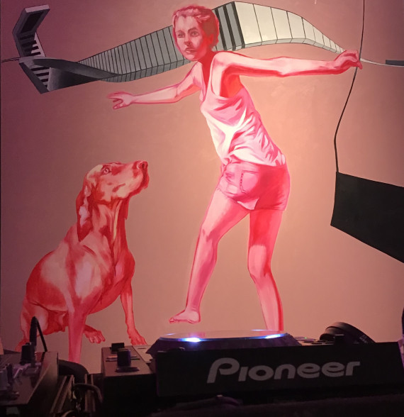 Gemälde mit einem sitzenden Hund und einer in Schritt-Pose befindlichen Frau in leuchtenden Pinktönen.