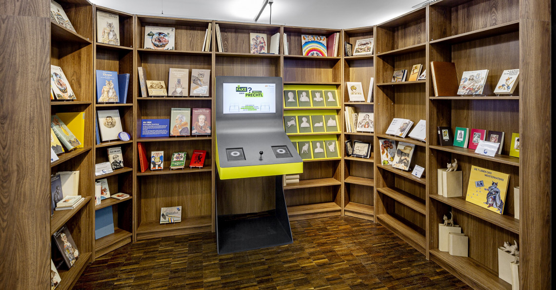B&uuml;cherregal in U-Form mit einer Medienstation in der Mitte.