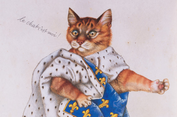 Rot getigerte Katze mit einem einem royal blauen Umhang mit Hermelinbesatz und goldenen Lilien. Links neben dem Kopf der Katze die Worte Le chat c'est moi.